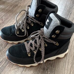 Sorel Black Suede Hiker Boots with Gray Felt Collar and Cream Midsole